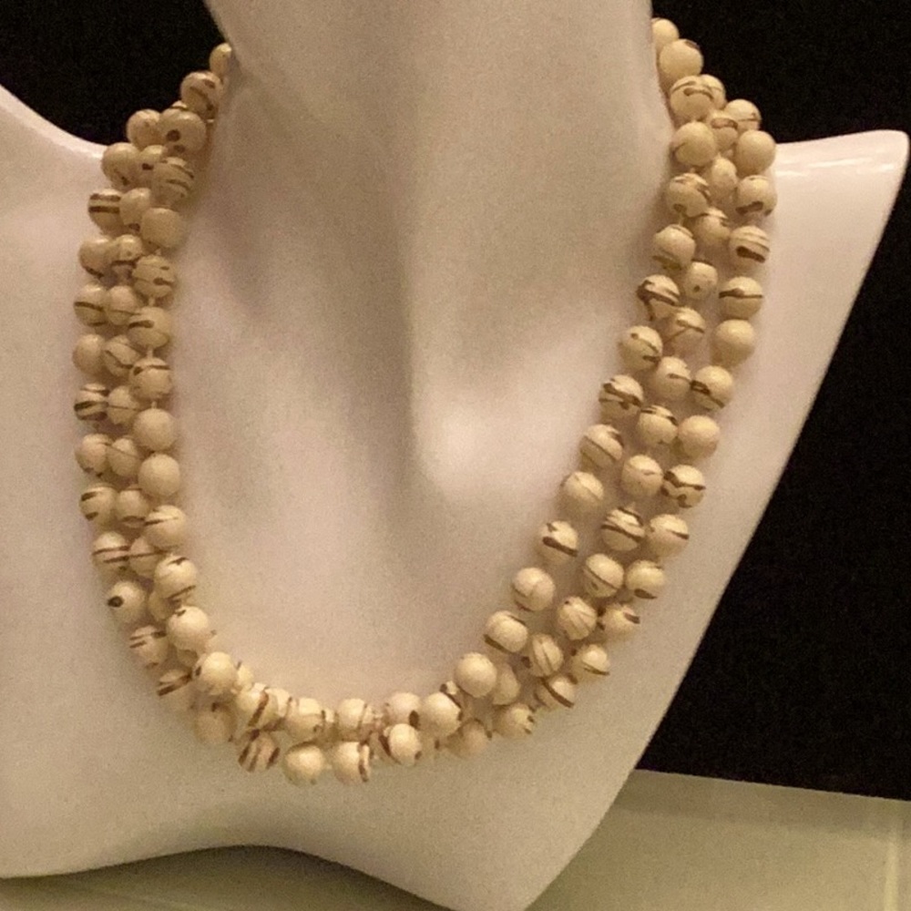 Vintage necklace in Cream and GoldTone design